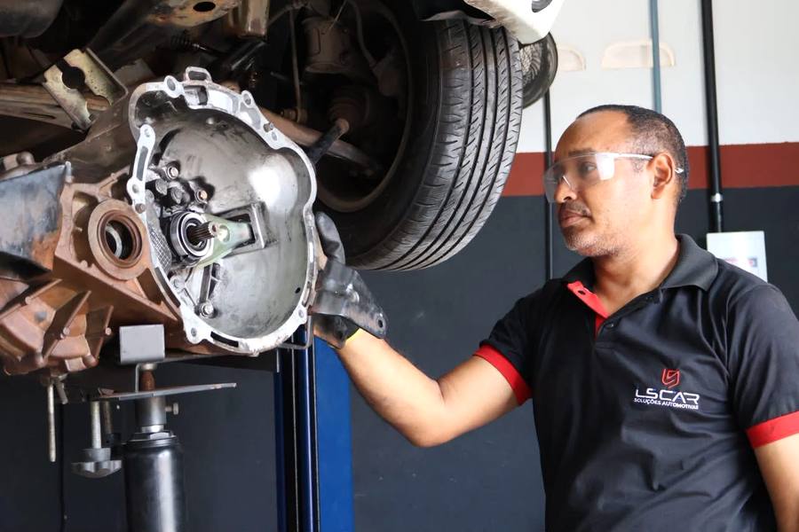 Mecânico da LSCAR inspecionando câmbio automático suspenso