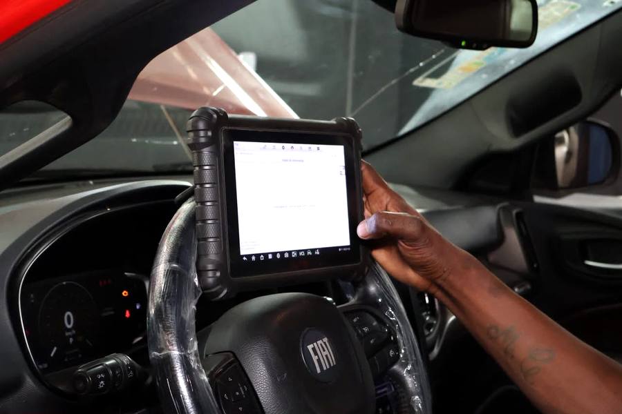 Scanner automotivo em diagnóstico no painel de um Fiat