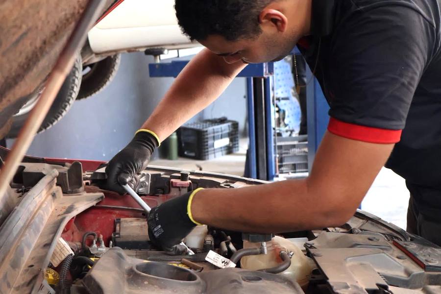Mecânico da LSCAR trabalhando no motor com chave