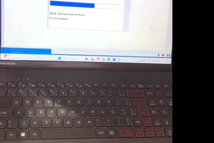 Reprogramação de módulo ECU em laptop na LSCAR