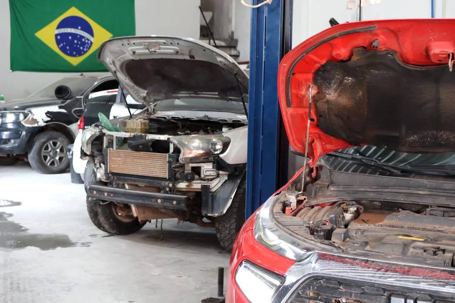 Vista geral da oficina LSCAR com carros no elevador